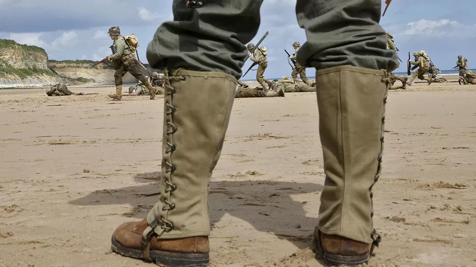 ACTUACIÓN. La playa de Viervielle-sur-Mer, o playa Omaha, fue escenario de una reconstrucción histórica del desembarco que cambió el curso de la Segunda Guerra. REUTERS