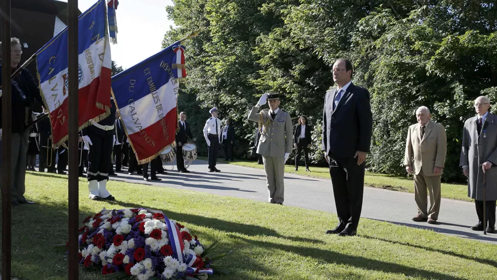HOMENAJE. El presidente de Francia encabezó el acto en la playa de Normandía. REUTERS