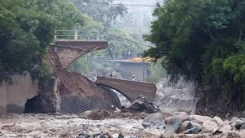DESTROZOS. ¡Cuánto hormigón desperdiciado yace en nuestro río Ambato!”, dijo el párroco de la localidad. FOTO TOMADA DE ELESQUIU.COM