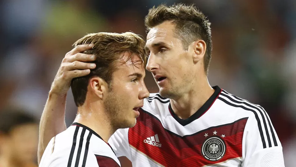 FESTEJO ALEMAN. Mario Goetze y Miroslav Klose celebran uno de los goles que Alemania le anotó a a Armenia. REUTERS
