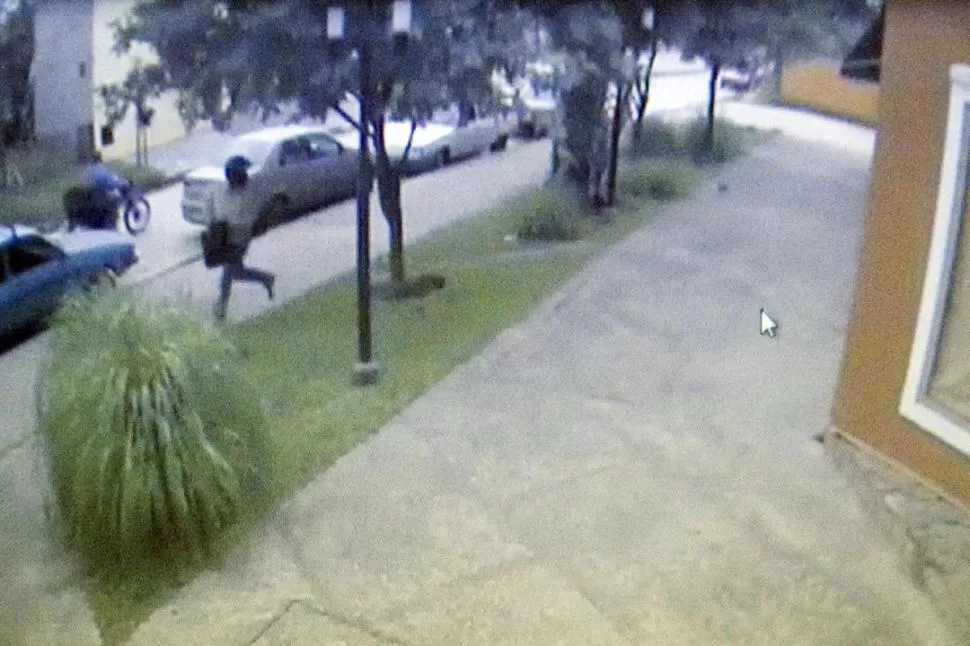 VELOZ HUIDA. El asaltante sale de las oficinas de la línea 118 con el botín. CAPTURA DE VIDEO