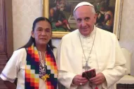 Milagro Sala fue recibida por el papa Francisco y le regaló una bolsa con coca