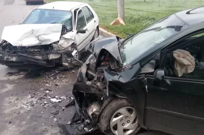 Un choque de dos autos, de frente, despertó a los vecinos del Camino de Sirga, en Yerba Buena