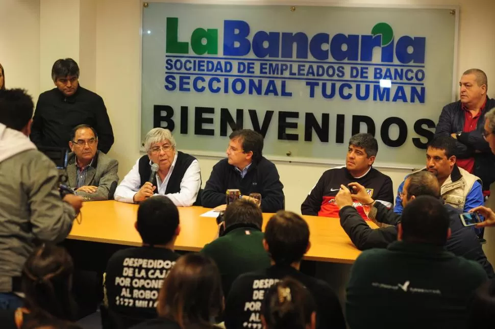 AVAL. Bourlé, Moyano, Cisneros, Moyano (h) y Torres repudiaron la represión policial contra dirigentes y ex empleados. la gaceta / foto de diego aráoz