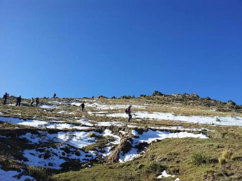 ALFOMBRA DE NIEVE. Los senderistas caminan por el cerro; a su alrededor, los manchones de nieve resisten los embates del sol vallisto.
