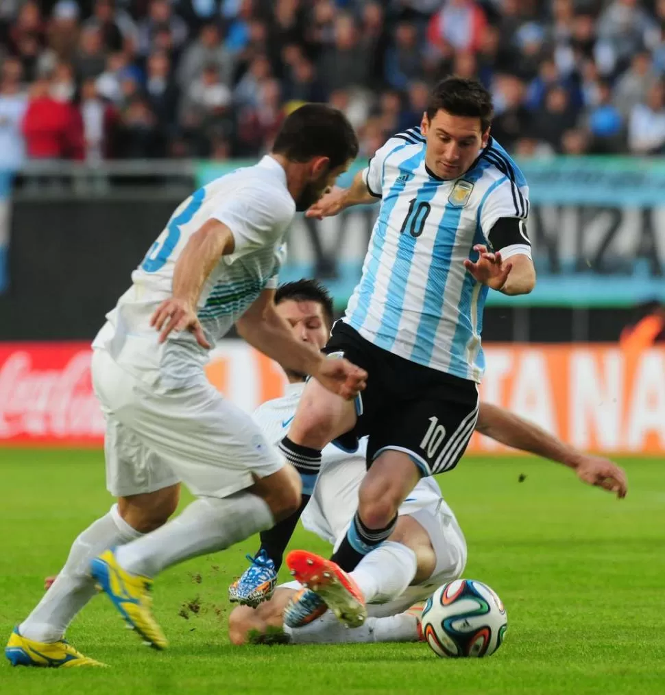POCO PERO BUENO. Lionel Messi jugó algo más de media hora, hizo un gol y mostró parte de su repertorio futbolístico. 
