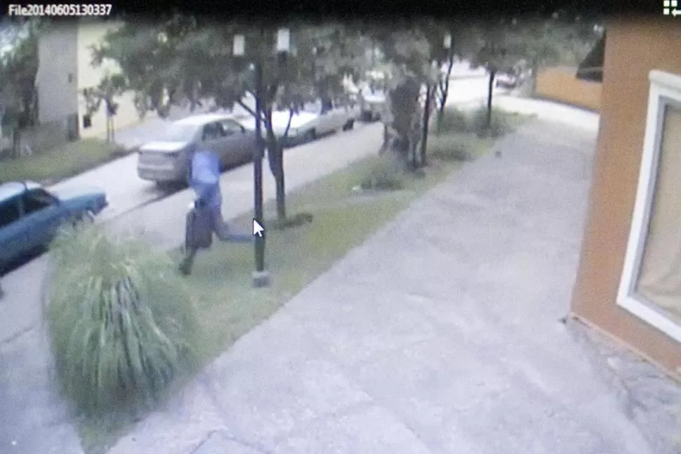 IMAGEN CLAVE. Las cámaras captaron a los ladrones huyendo con el botín. captura de video