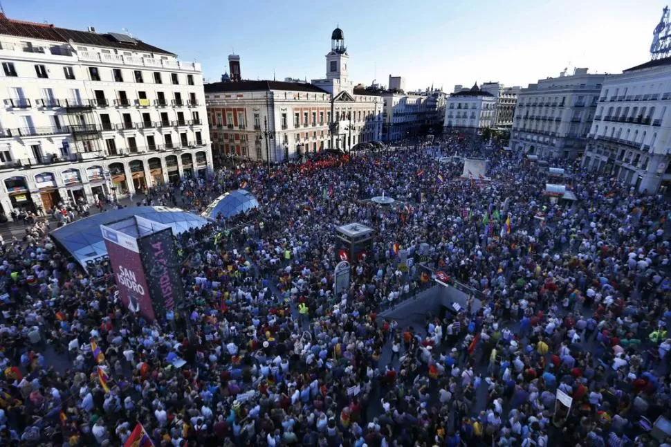 EN PUERTA DEL SOL. Luego de la marcha por gran parte de Madrid, los manifestantes se concentraron en el centro de la capital de España. reuters