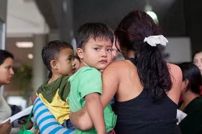EE.UU. encierra cientos de niños inmigrantes ilegales en una bodega