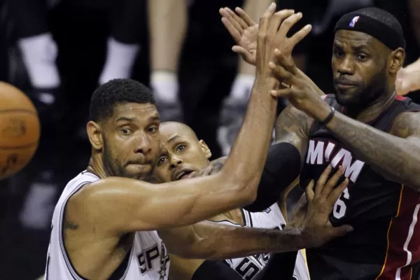 Ginóbili aportó 19 puntos en la derrota de San Antonio ante Miami