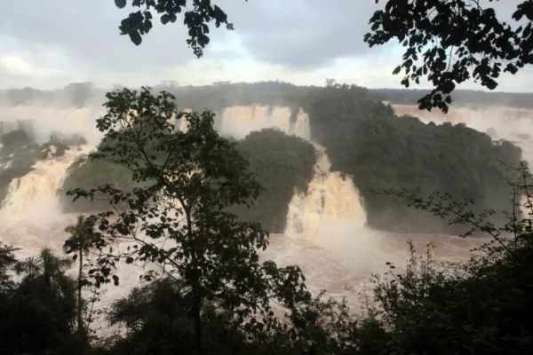 La crecida del río Iguazú provocó el cierre de los circuitos en Cataratas