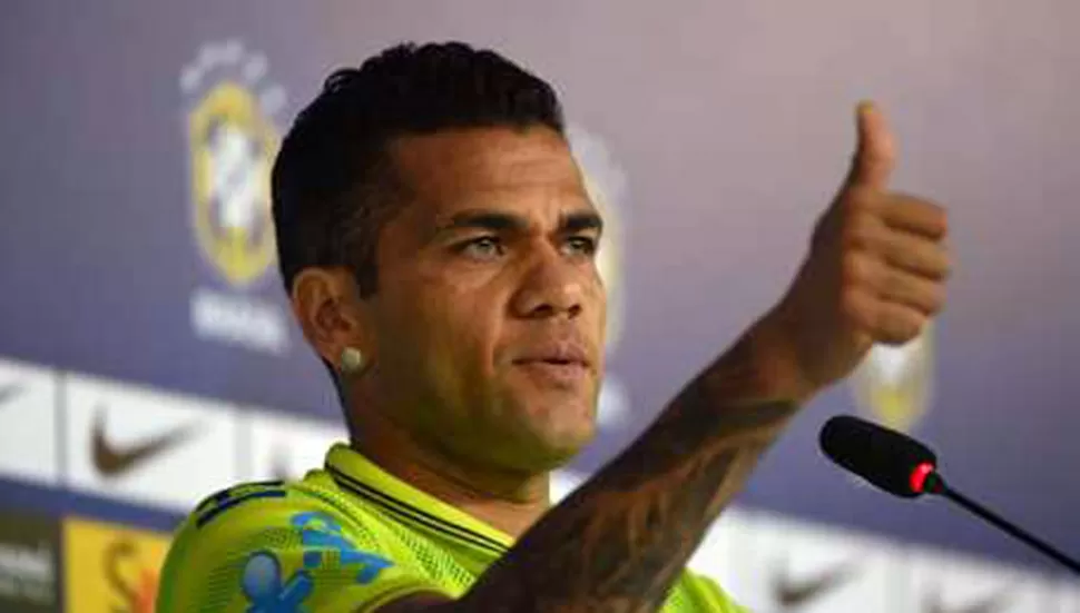 MIRADA. Alves elogió el ataque de la Argentina y afirmó que también es candidato. FOTO TOMADA DE OLE.COM.AR