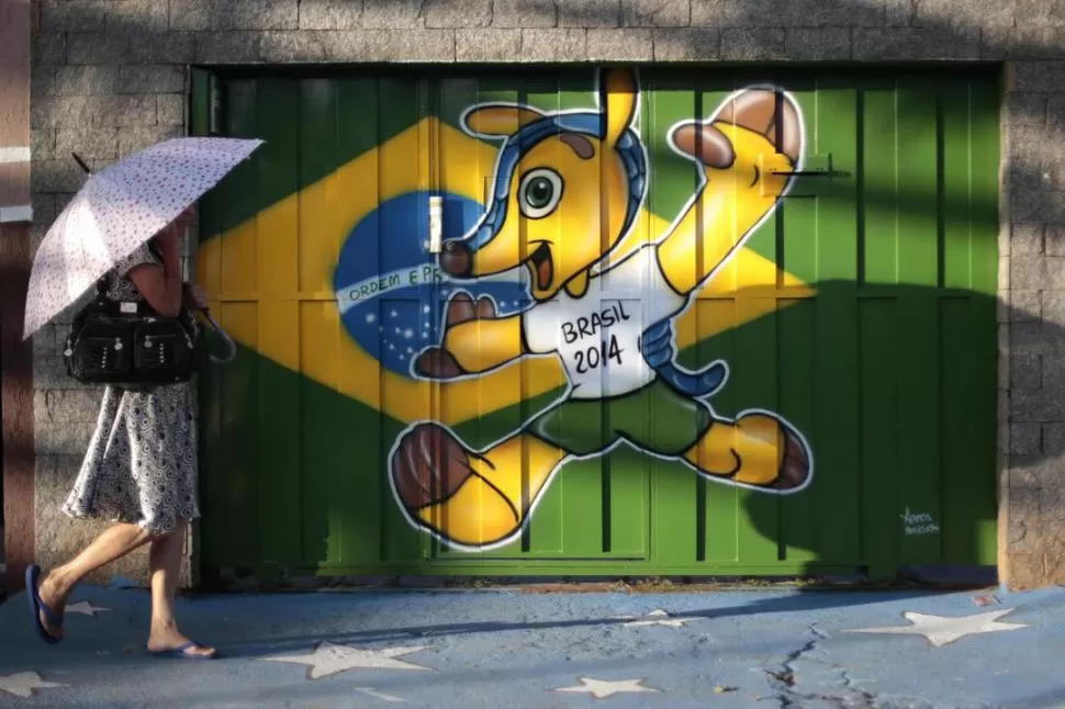 IMAGEN RECURRENTE. Fuleco, la mascota del Mundial, está en todos lados. En lugares oficiales y también en las calles. 