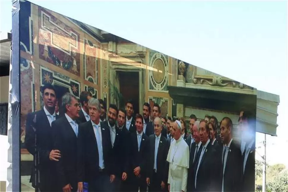 Brasil 2014: Una foto gigante del Papa Francisco acompaña a la Selección