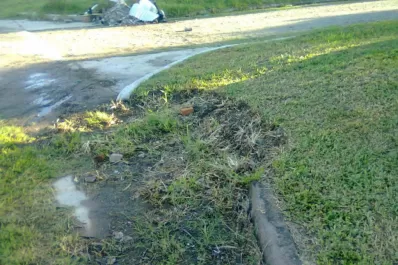 Agua y calles en mal estado en la zona sur de Yerba Buena