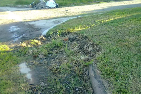 Agua y calles en mal estado en la zona sur de Yerba Buena