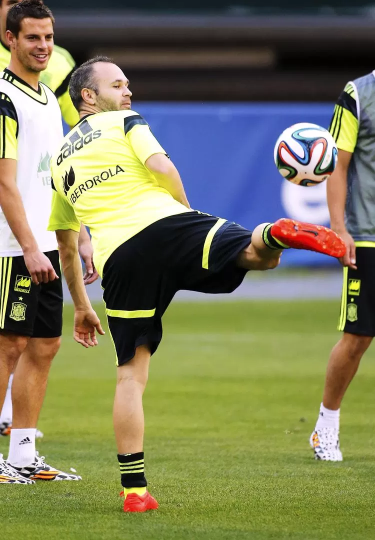 TACO DE CRACK. Andrés Iniesta toca la “brazuca” con calidad, la misma que le quiere aportar a España durante el Mundial. 