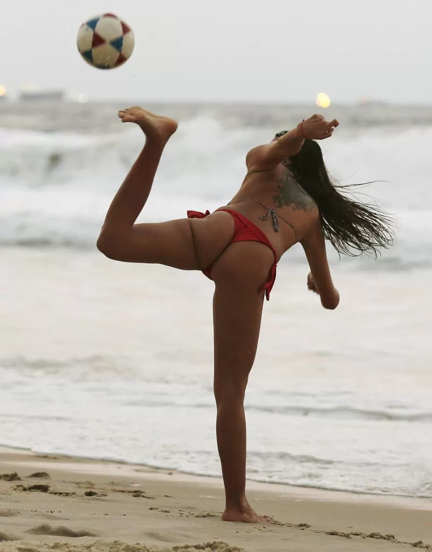 COMBINACIÓN PERFECTA. Una garota juega con la pelota en la siempre bella playa de Ipanema, en Brasil.