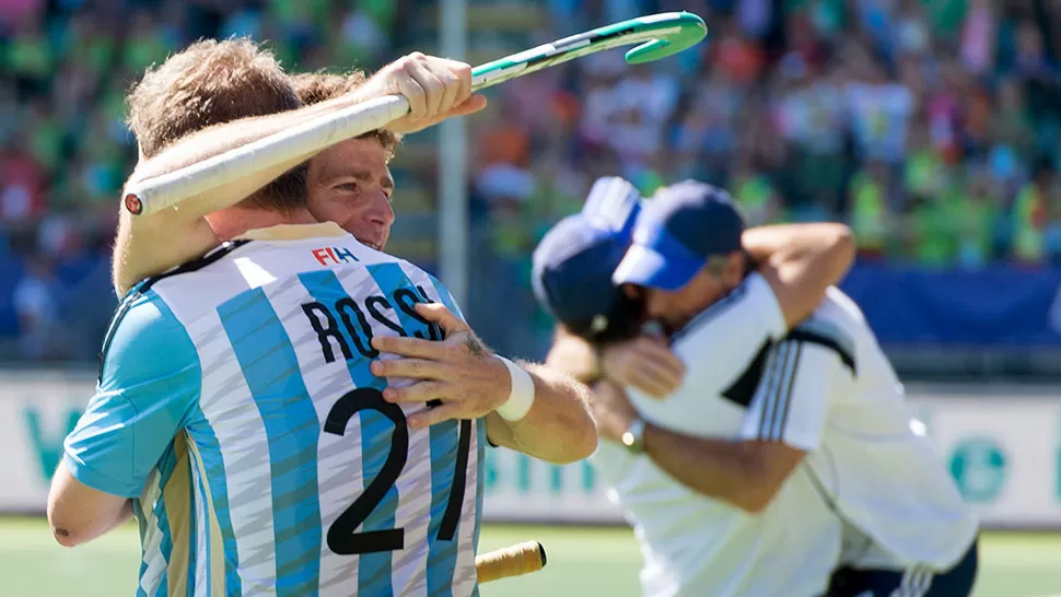 INOLVIDABLE. Los jugadores argentinos se abrazaron al término del partido para celebrar la clasificación a la segunda ronda. FOTO TOMADA DE FIH.CH