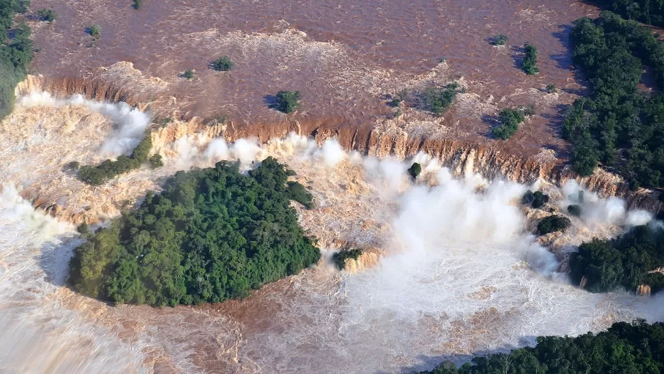IMPACTANTE. La cantidad de agua aportada por el río Iguazú sobrepasó holgadamente los niveles promedios. FOTO TOMADA DE MISIONESONLINE.COM