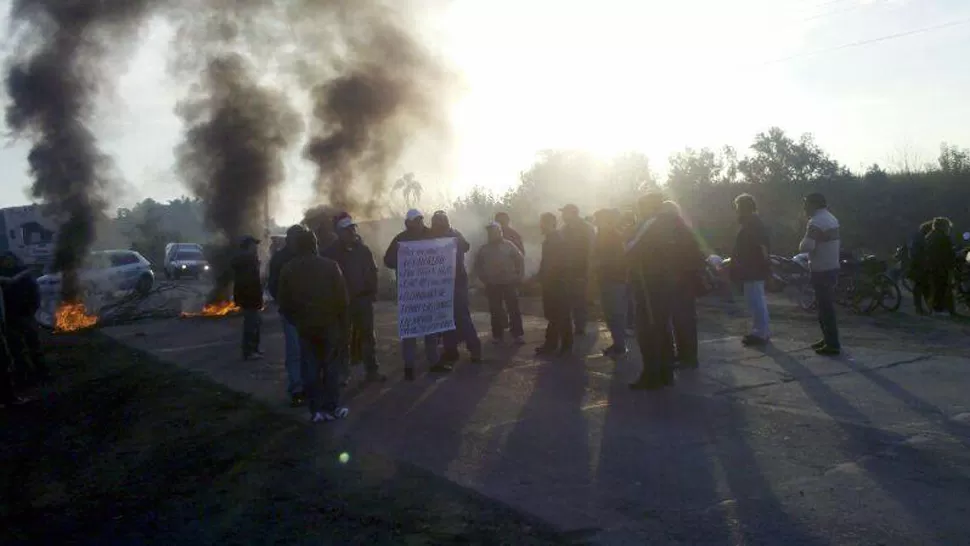 NADIE PASA. Manifestantes interrumpieron la circulación con pancartas y quemando gomas. FOTO TOMADA DE FACEBOOK.COM/PRIMICIAVIRTUAL