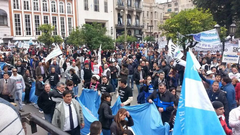 MULTITUDINARIA MANIFESTACIÓN. Miles de bancarios se manifestaron en Tucumán semanas atrás. LA GACETA (ARCHIVO)