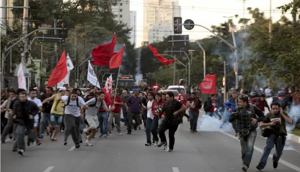 UN VERDADERO CAOS. Trabajadores del metro se manifestaron en las calles de San Pablo; la Policía local los reprimió.  