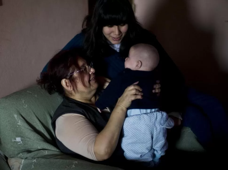  HOGAR DE TRANSITO. Alcira y su hija Celina cuidan de Juan, un bebé de cuatro meses que también embarga de amor a todos los vecinos. la gaceta / foto de jorge olmos sgrosso