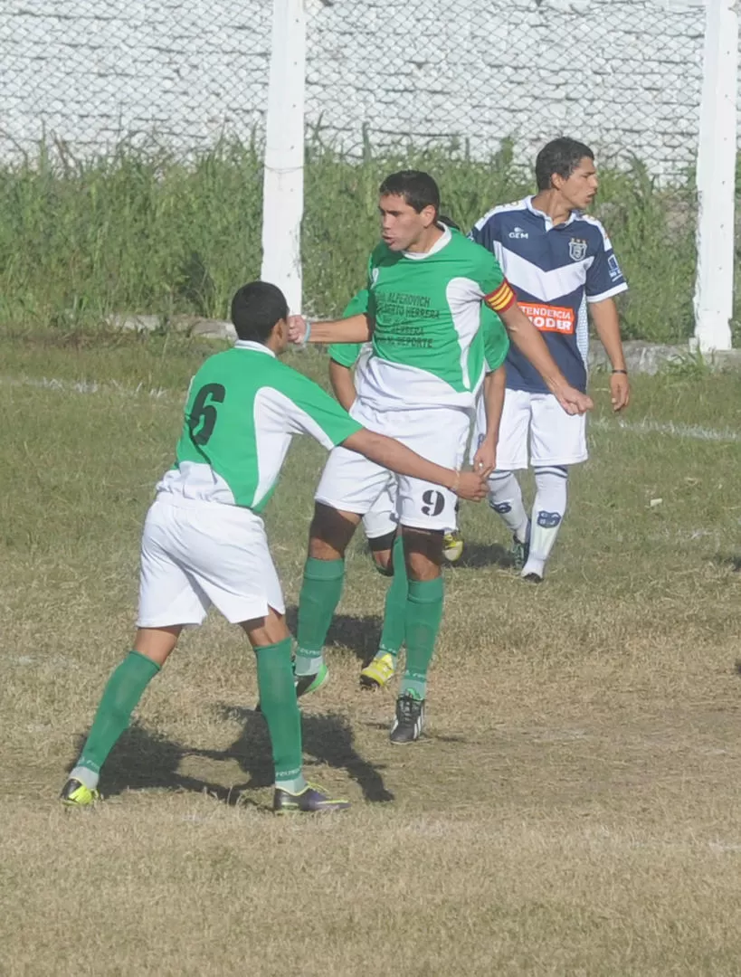 FESTEJO. Sebastián Leguizamón, el capitán del “verde”, logró un doblete.  