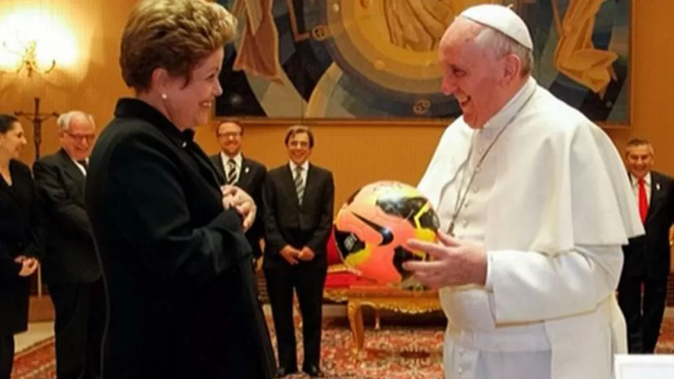 FANATICO. Francisco con Dilma Rousseff, en una visita reciente al Vaticano. FOTO PERU PRESS. 