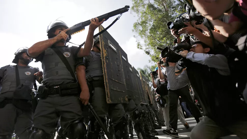 REPRESIÓN. La Policía militar dispersó a los manifestantes con gases licromógenos. REUTERS