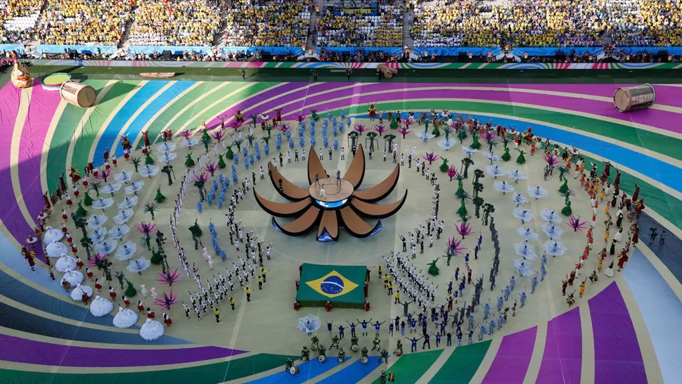 INAUGURACIÓN OFICIAL. La fiesta de Brasil llenó de colores el campo de juego, pero no colmó las expectativas. REUTERS