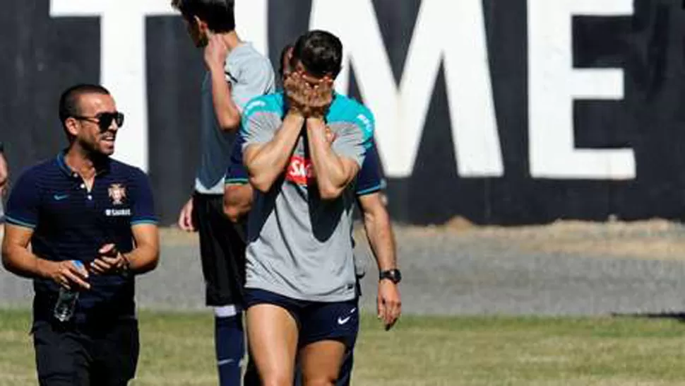 PREOCUPACIÓN. Cristiano Ronaldo se retiró entre lágrimas. FOTO TOMADA DE OLE.COM.AR