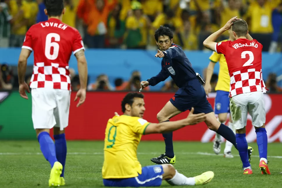 ¿Y LA INFRACCIÓN? El árbitro japonés marca el punto penal ante la queja de los croatas. REUTERS