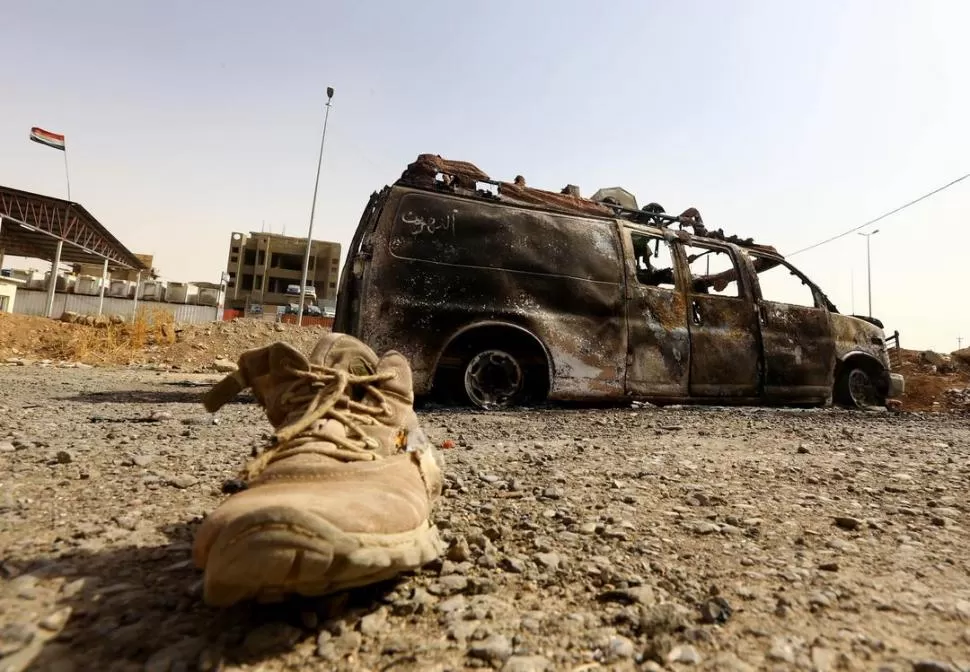 DESOLACIÓN. Un transporte del Ejército de Irak quedó destruido después de un combate con los yihadistas. reuters