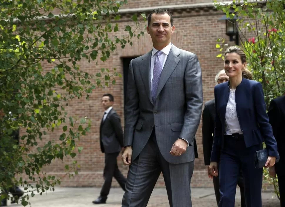 EN MADRID. Felipe, el futuro rey de España y su esposa, Letizia, visitan la histórica Residencia de Estudiantes. reuters