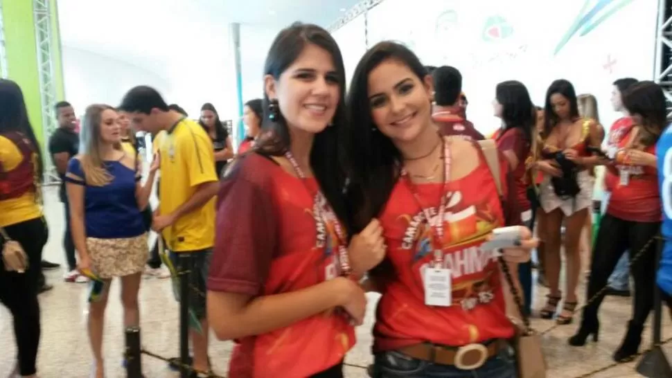 LISTAS PARA ENTRAR. Luisa y Marcela posan para LG Mundial a metros del VIP. 