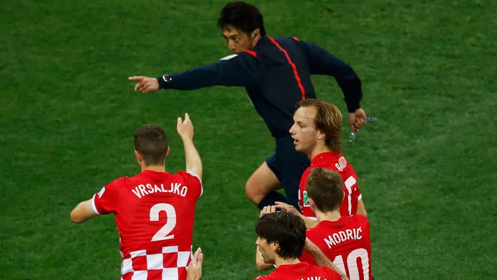 ¿PENAL? El japonés Nishimura fue la figura del partido inaugural de Brasil 2014. REUTERS