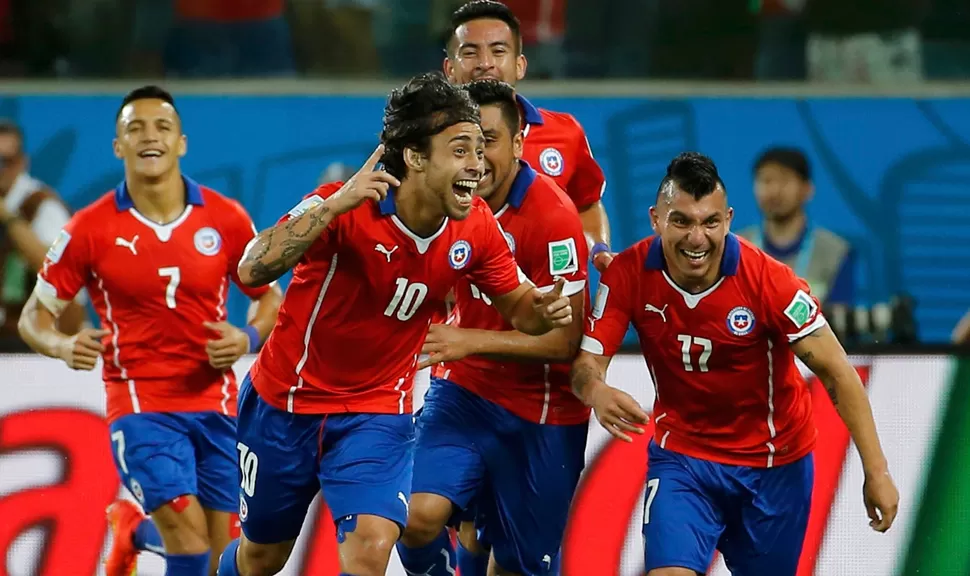 CON EL PIE DERECHO. El combinado chileno celebra el segundo de los tres goles que le hizo a Australia y que lo dejan segundo en el grupo B. REUTERS