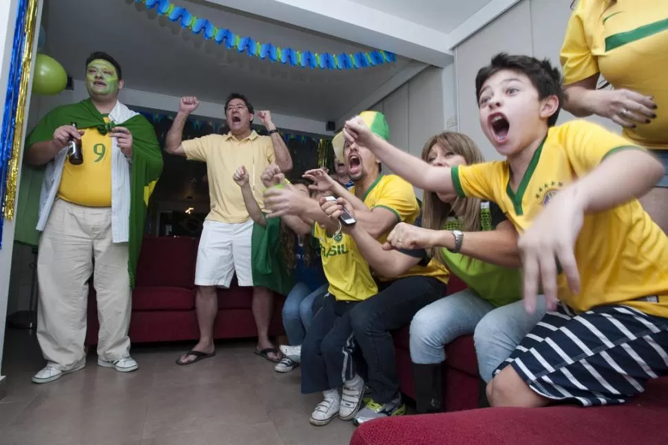 LOS DOCE PASOS. El penal anotado por Neymar en el segundo tiempo trajo alegría a estas tres familias brasileñas. 