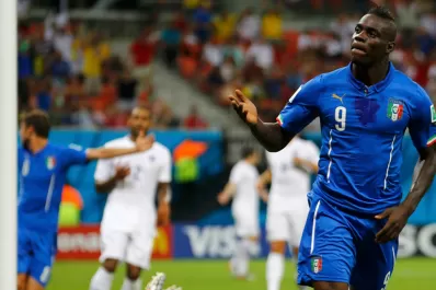 De la mano de Balotelli, Italia derrotó a Inglaterra en el debut