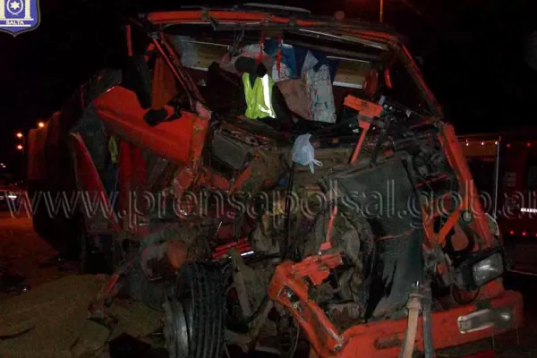 Tres camiones chocaron en cadena en el acceso a Salta