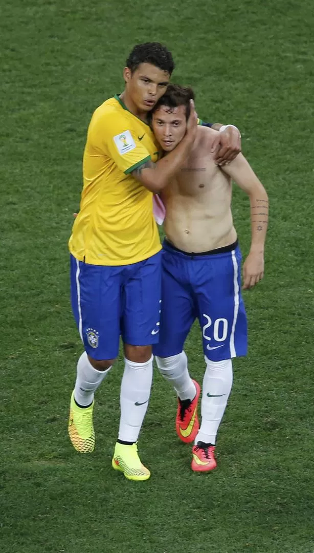 CONSUELO. Thiago Silva abraza a Oscar después de que asegurara el triunfo. 