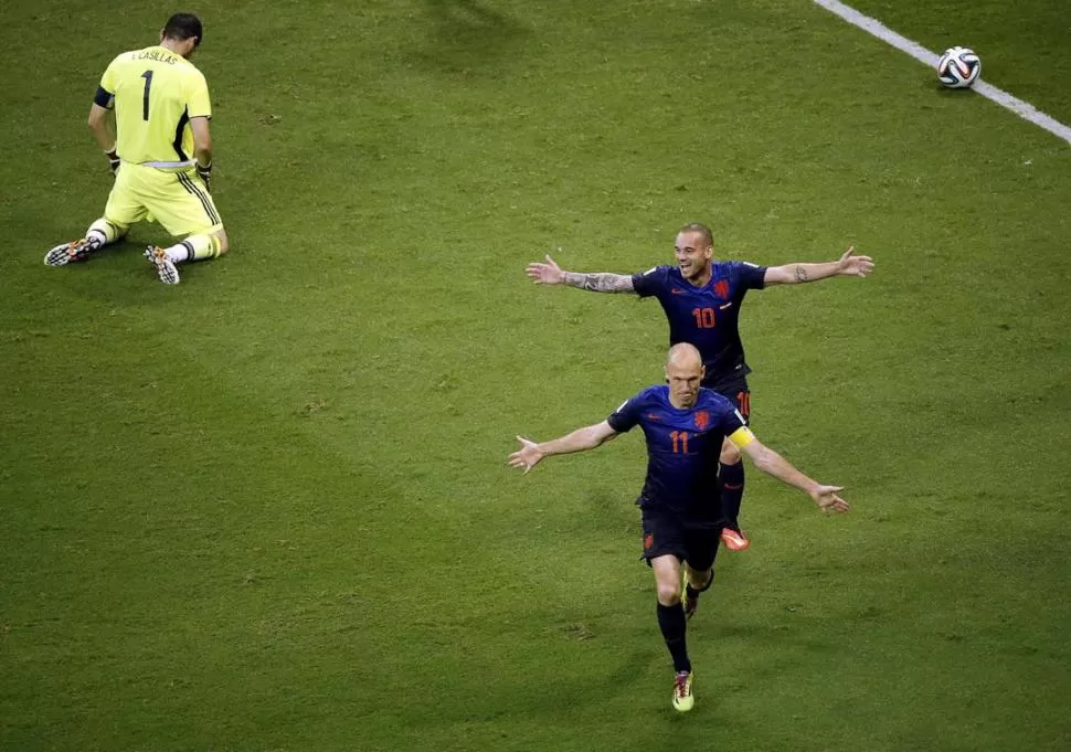 QUÉ GOLEADA. Robben encara el festejo del quinto gol de Holanda, perseguido por Sneijder. Casillas no puede creerlo. 