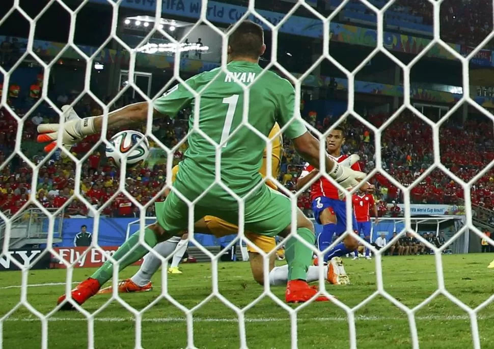 LA EMPIEZA Y LA TERMINA. Alexis Sánchez marcó su gol número 23 con la selección y alcanzó la marca de Leonel Sánchez, cuarto goleador histórico de “la roja”. 