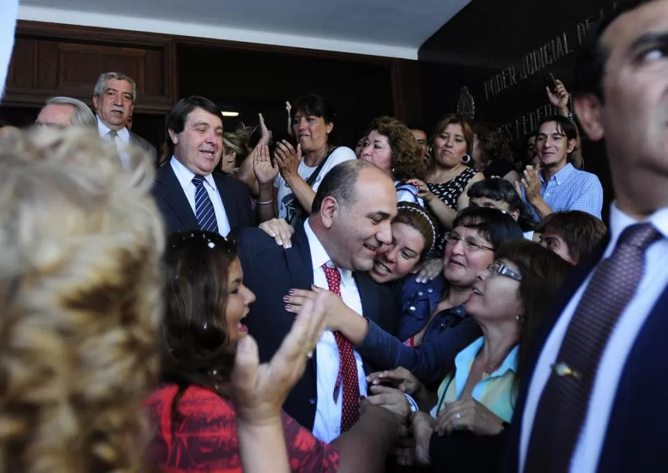 OTRA VICTORIA. La fotografía muestra a Juan Manzur en 2013 a la salida de la Justicia Federal, tras recibir el diploma de diputado electo (luego renunció). la gaceta / foto de analía jaramillo (ARCHIVO)