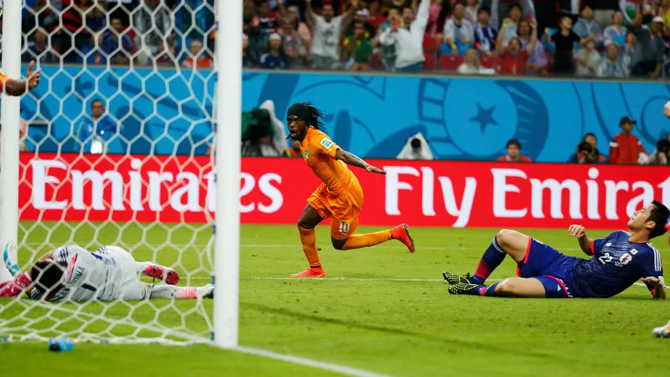UNA POSTAL DEL PARTIDO. Gervinho celebra el segundo gol de Costa de Marfil ante la decepción del arquero y del defensor japonés. REUTERS