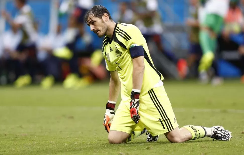 GOLPEADO. La imagen de Iker Casillas quedó en el suelo tras la derrota. 