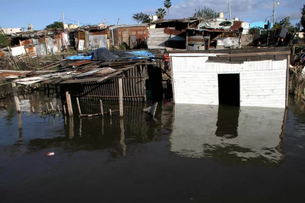 CORRIENTES. En las zonas de la ribera, el agua obligó a evacuar a 40 familias. telam