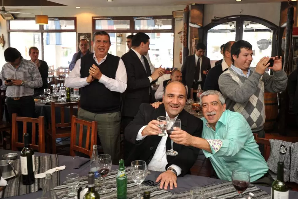 EN 2013. En una parrillada, Manzur festejó el resultado de las PASO junto a legisladores, entre ellos, Roque Álvarez. la gaceta / foto de diego aráoz (archivo)